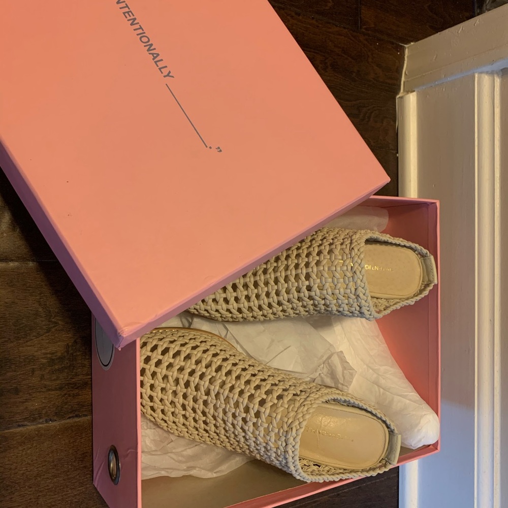 Intentionally Blank Basket Woven Mules Heels in Beige/Cream Size 7 - Picture 5 of 5